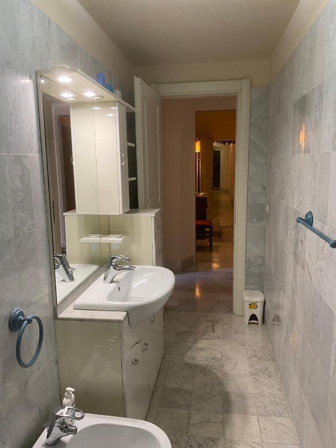 Renovated Apartment With 3 Bedrooms In An Historic Palazzo Between Port And Old Town Livorno Exterior photo