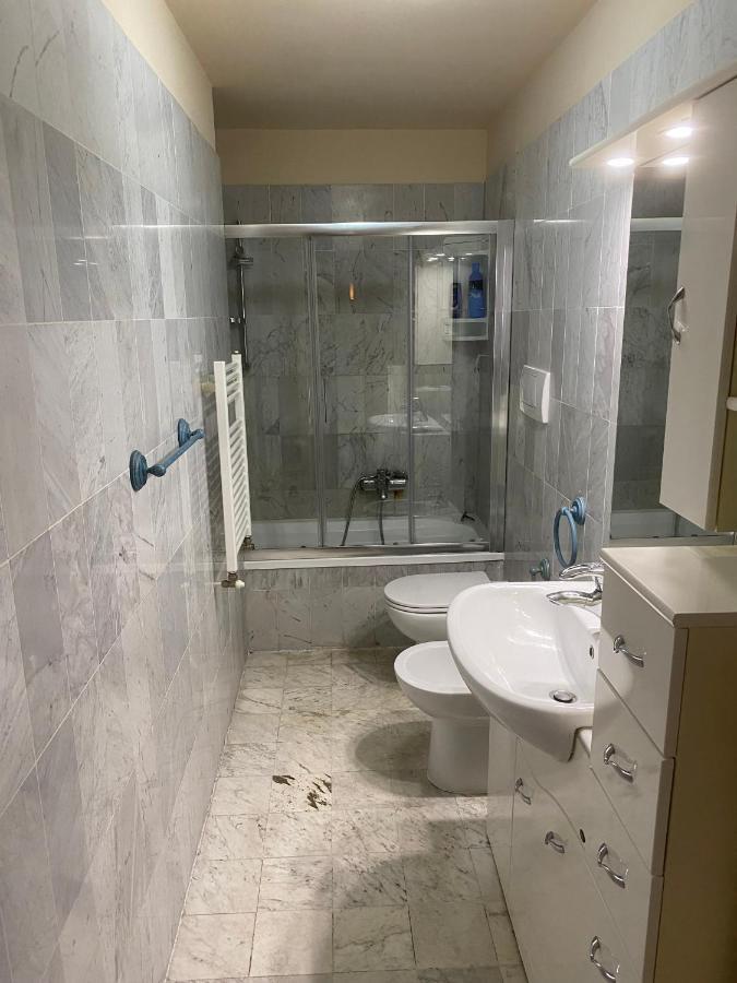Renovated Apartment With 3 Bedrooms In An Historic Palazzo Between Port And Old Town Livorno Exterior photo